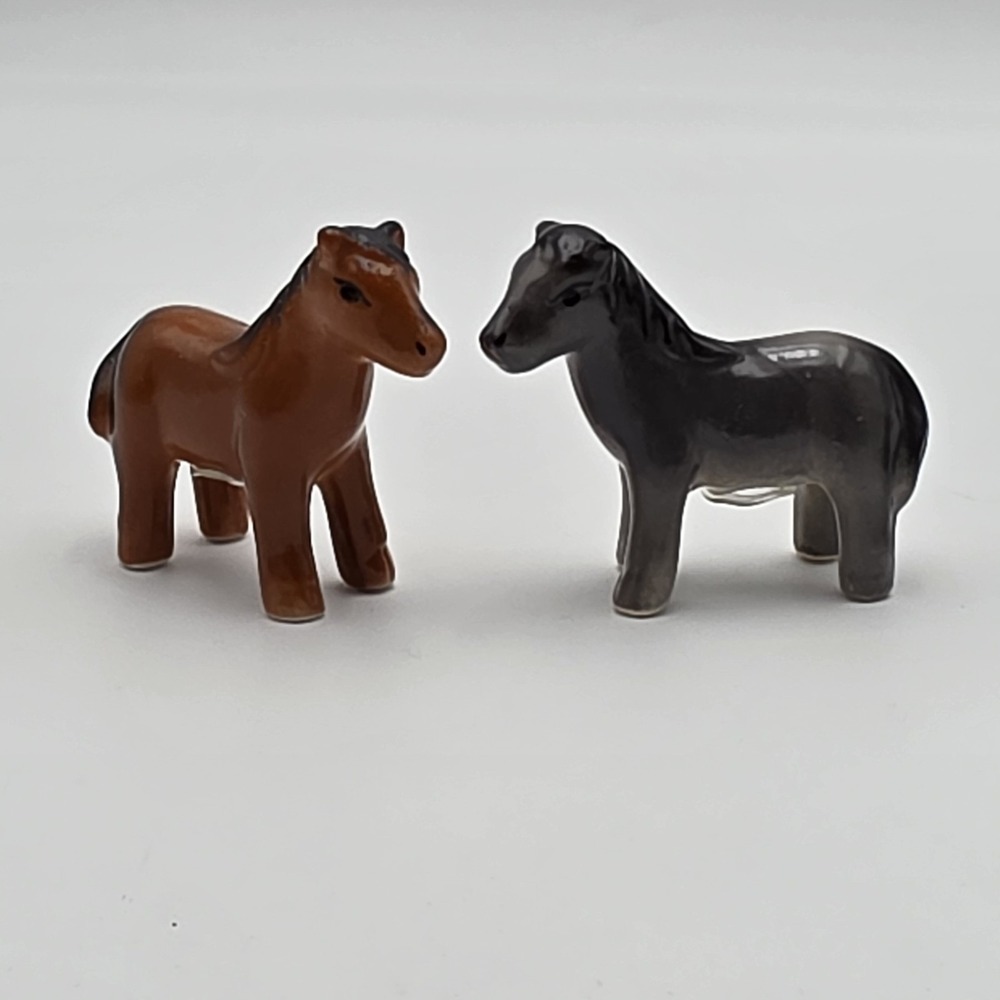 Cracker Barrel Ceramic Mini Horse Salt/Pepper Shaker Set‎